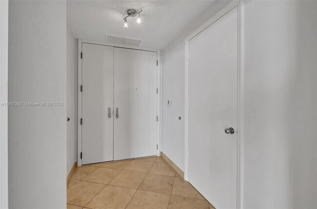 Building Photo - 848 Brickell Key Dr