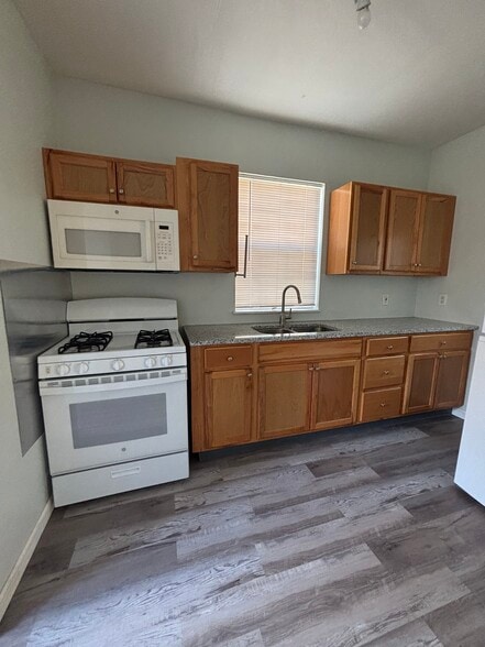 Kitchen - 2225 W Olmos Dr