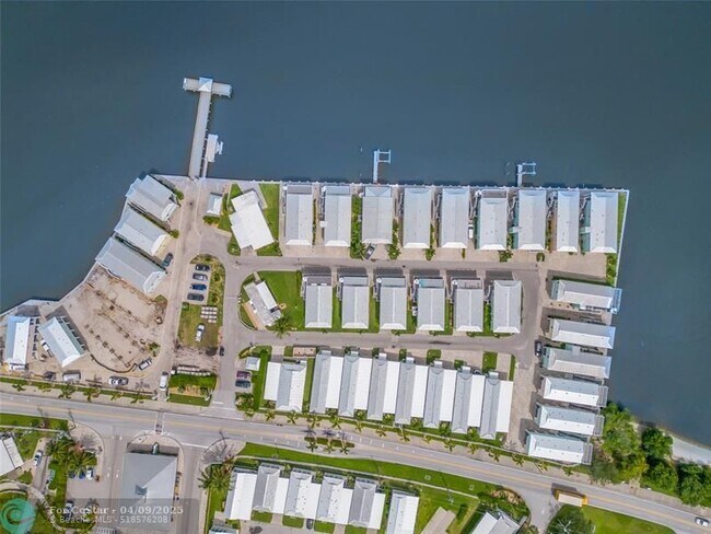 Building Photo - 423 E Intercoastal Dr