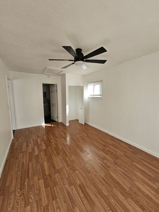 Building Photo - 4 bedroom 2 bath, must see inside!