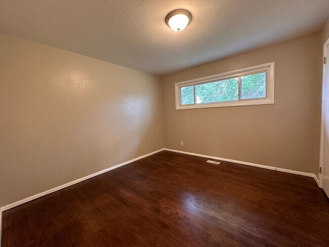 Building Photo - Main Level Living