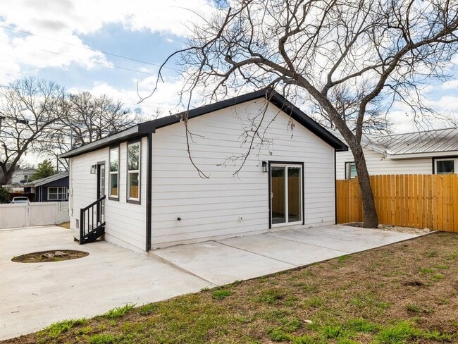 Building Photo - 2308 Santa Maria St