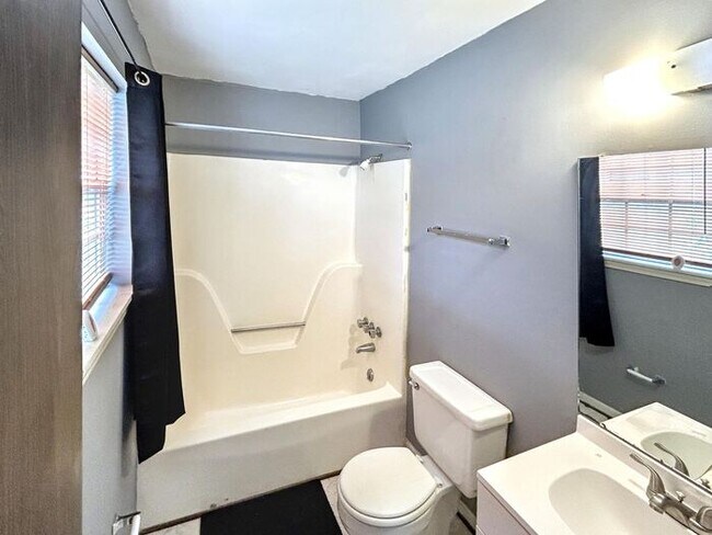 Building Photo - 4-Bedroom Home in a Convenient Location / ...