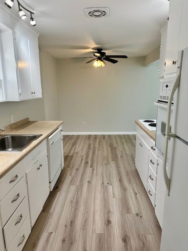 Building Photo - Remodeled 2 Bedroom Duplex Home in Magnolia