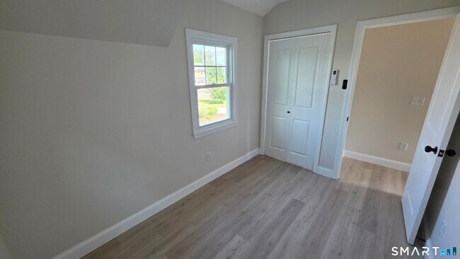 Building Photo - 47 Cosey Beach Ave