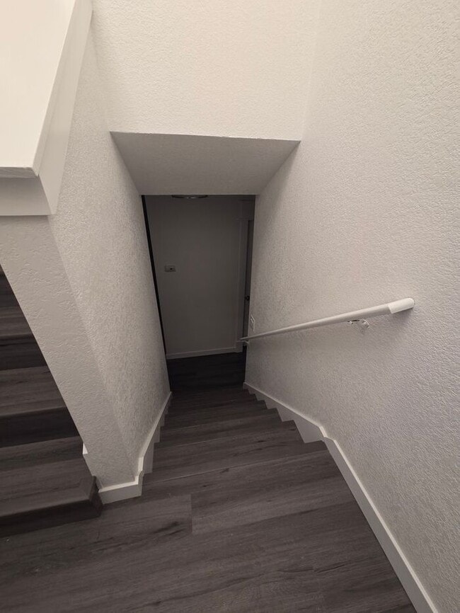 Building Photo - Must see Interior!! Tacoma 5 Bed with Large Fenced Back Yard on Dead End Street!