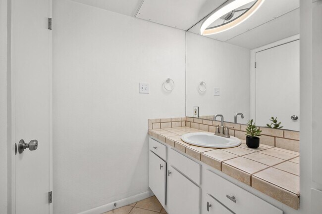 Building Photo - 2104 Cullen Ave