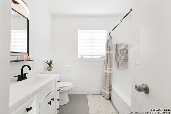 Building Photo - ~~COZY 3BD/2BA HOME! HIGHLANDS HIGH SCHOOL!!~~