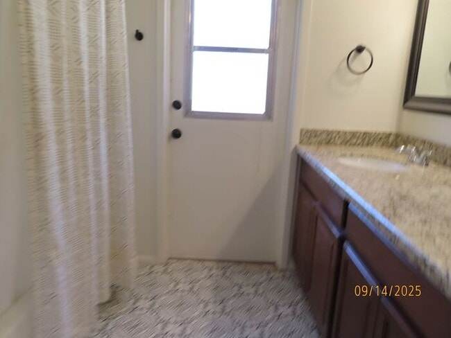 Building Photo - Heather ****$500 Off 1st Month Rent****