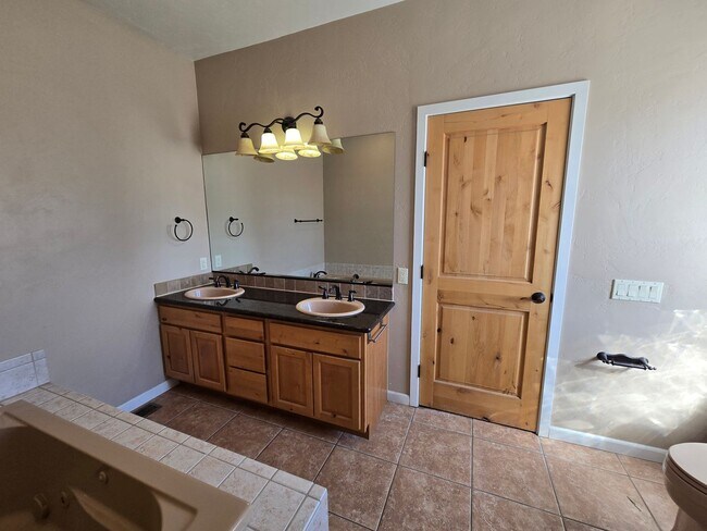Building Photo - 215 Valley View Dr
