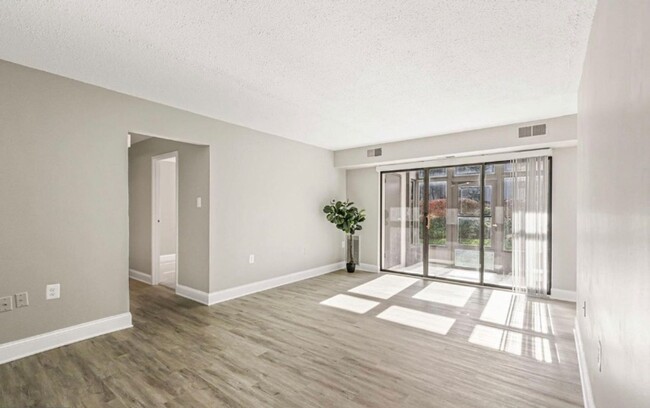 Building Photo - Renovated Herndon Condo