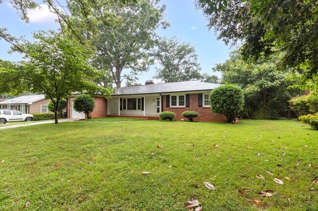 Building Photo - Beautiful 3 bedroom 2 1/2 bathroom Home with a Fenced-in Backyard in Winston!