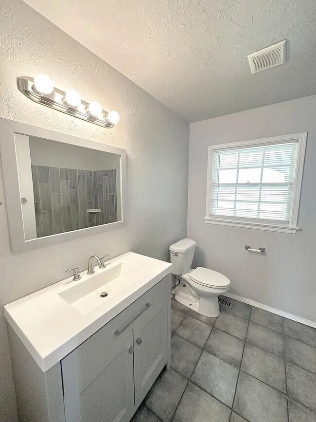 Building Photo - Spacious 3 Bedroom w/ 2 Car Garage