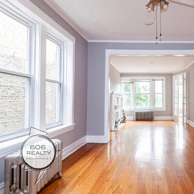 Building Photo - Large, Vintage Two Bedroom in Andersonville