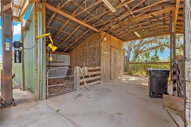 Building Photo - 3/2 Farm Home on 18.25 acres