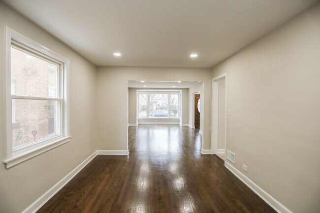 Building Photo - 3126 W Chase Ave