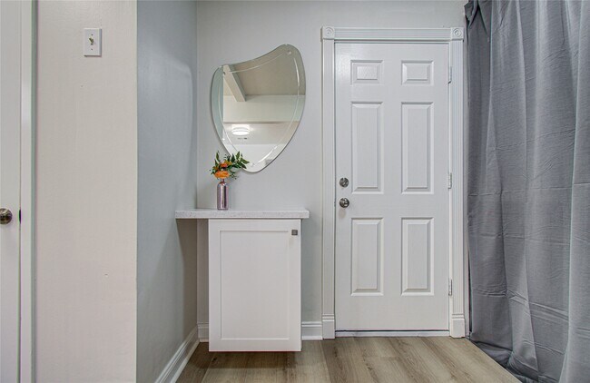 Building Photo - 5926 Ettrick Dr