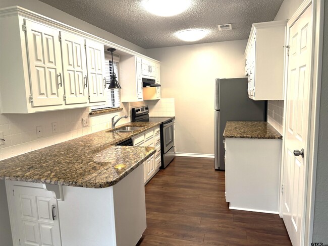 Building Photo - 5903 Hollytree Dr