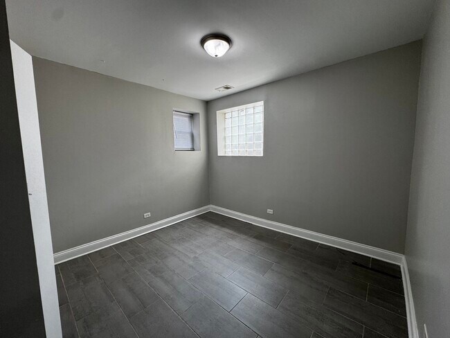 Building Photo - 5001 N Sawyer Ave
