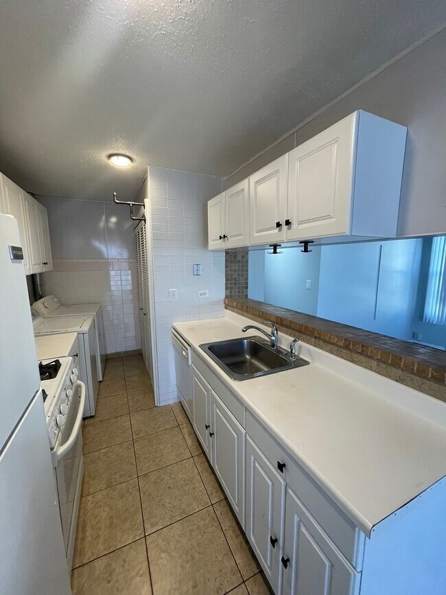 Building Photo - 479 James Ct