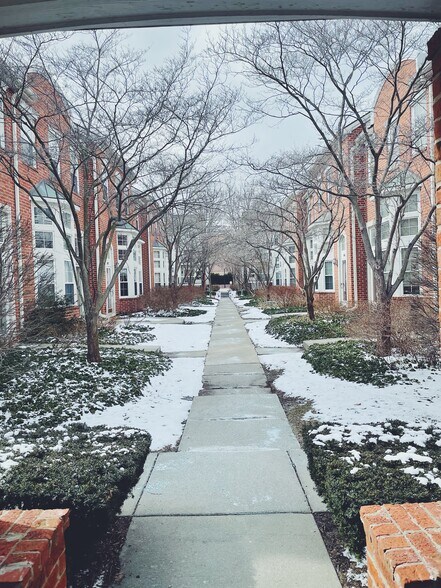 Building Photo - 163 W Kenilworth Ave