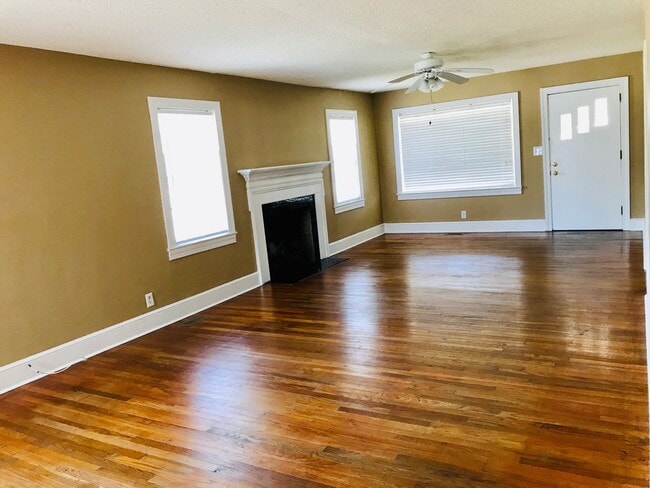 Building Photo - Rare Gem! Spacious and fantastic updated o...