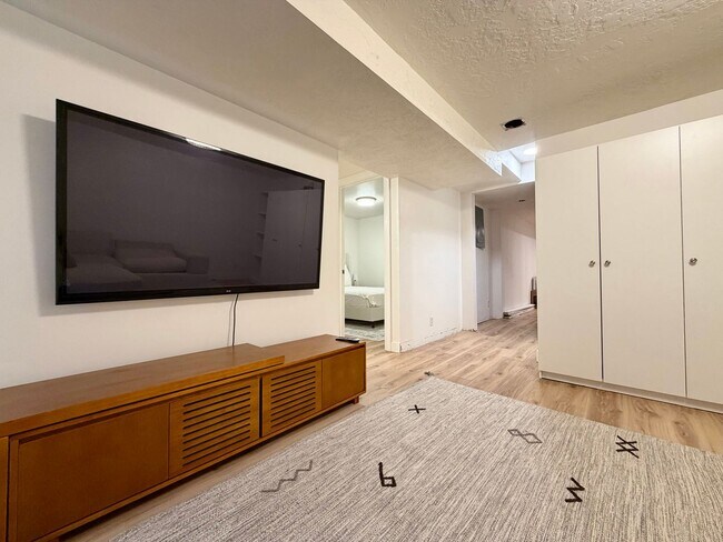 Building Photo - 8758 Oak Park Cir