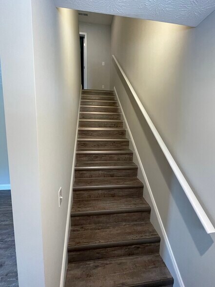 Building Photo - 1011 W 5th St