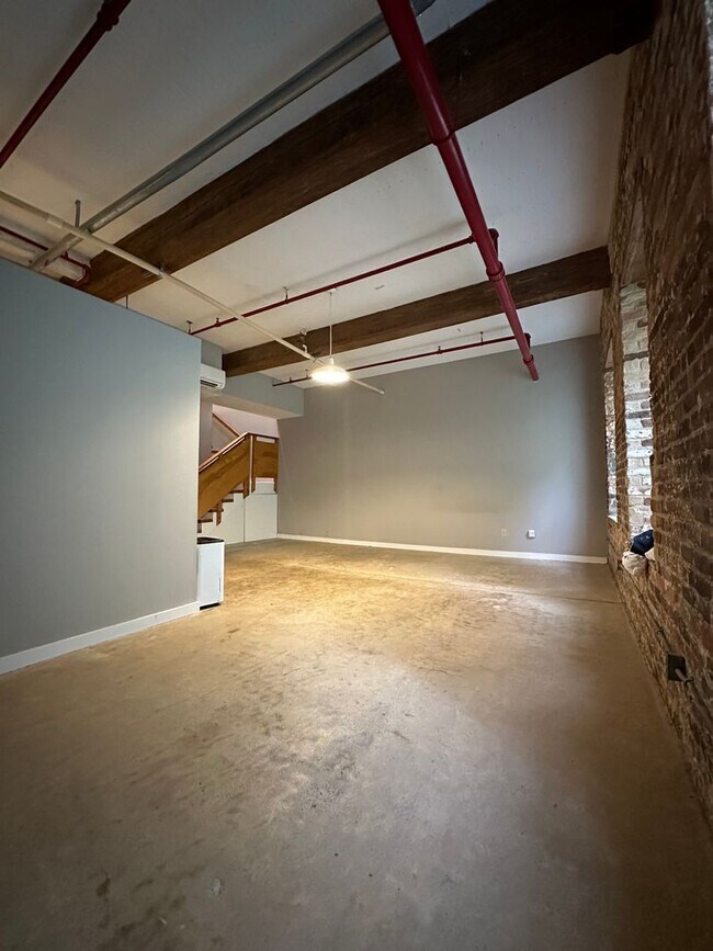 Building Photo - 1 bedroom condo on the river