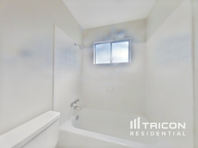 Building Photo - 405 Pirinen Ln
