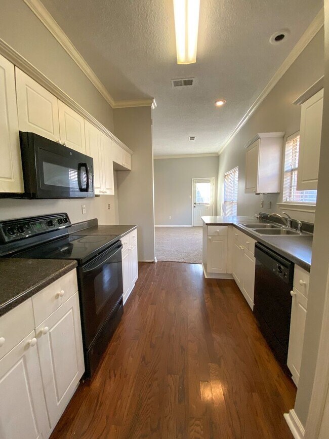Building Photo - 3 bed, 2 bath in a gated community by Shel...