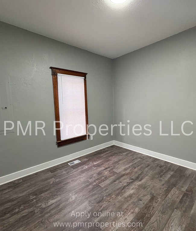 Building Photo - 3 Bedrooms / 1 Bathroom House