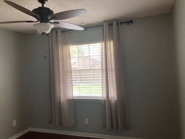 Building Photo - 3 bed 2 bath house, 1-car garage and fenced-in yard! Available May 15