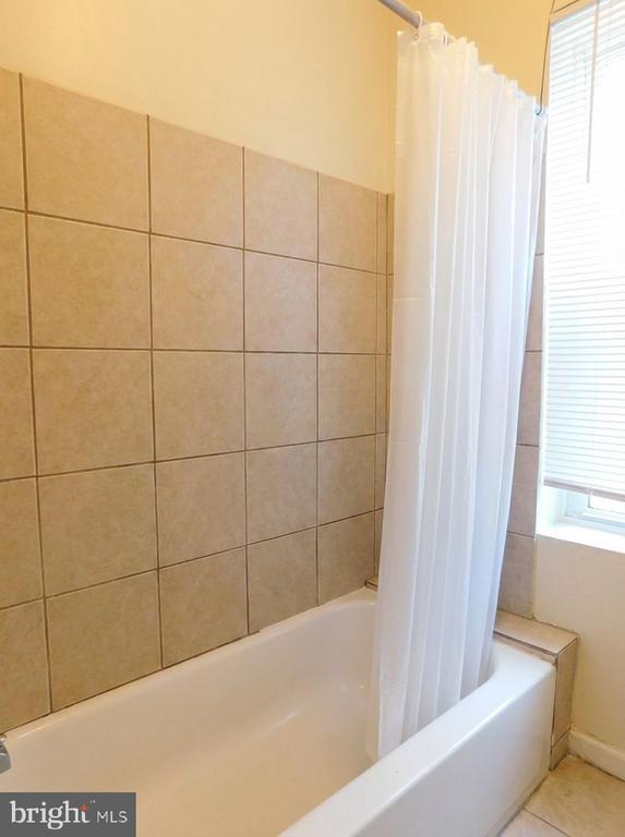 Building Photo - 2025 N Gratz St