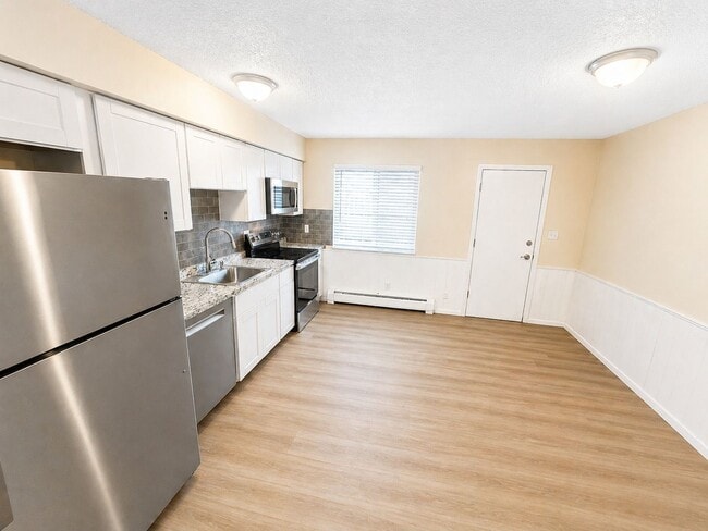 Building Photo - Available now!  Freshly updated paired home