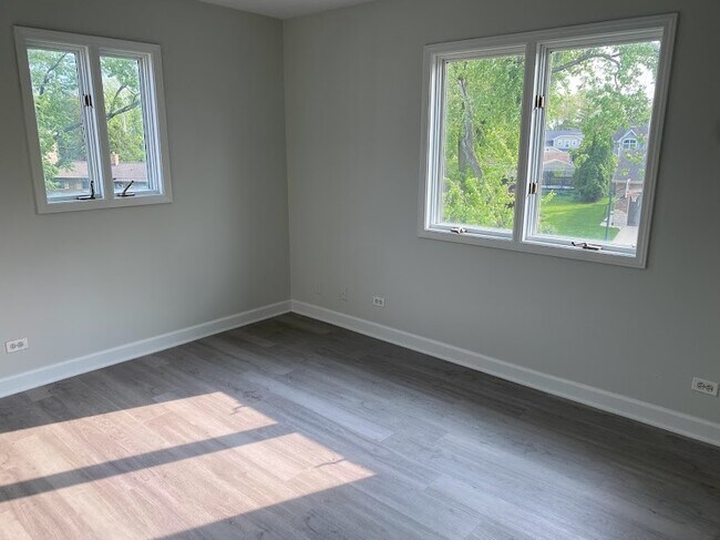 Building Photo - 1221 N Chicago Ave