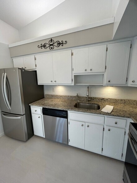 Building Photo - 10 Ridgedale Dr