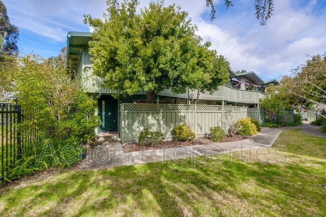 Building Photo - 278 Monroe Dr