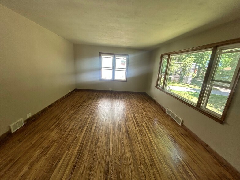 Building Photo - 1319 Hillcrest Ct