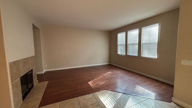 Building Photo - Lovely Townhouse Located in Lake Elsinore!