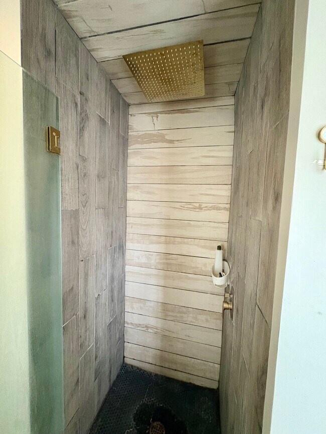 Building Photo - 2043 Dellwood Ave