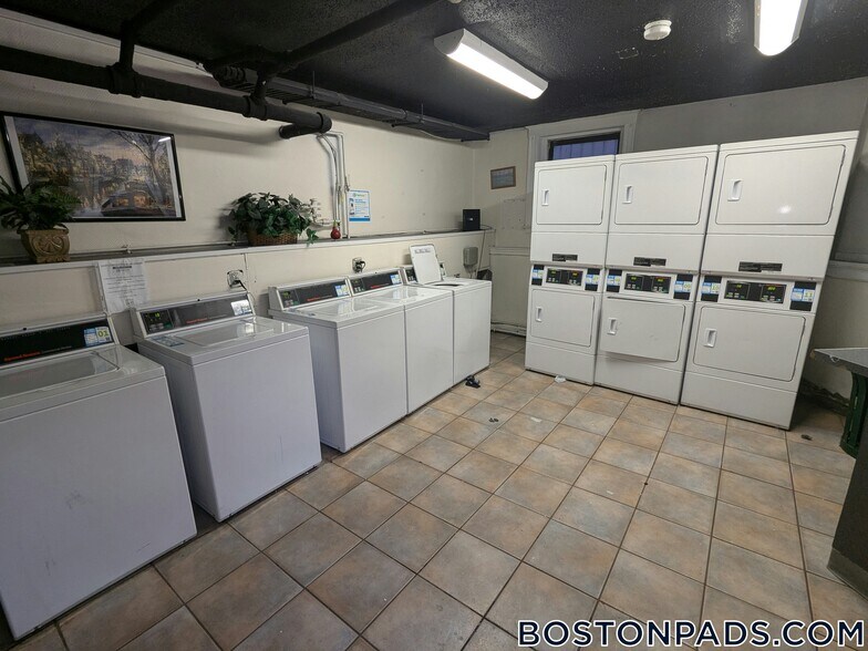 Building Photo - 6 Barrows St