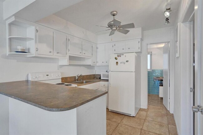 Building Photo - 2760 Yacht Club Blvd