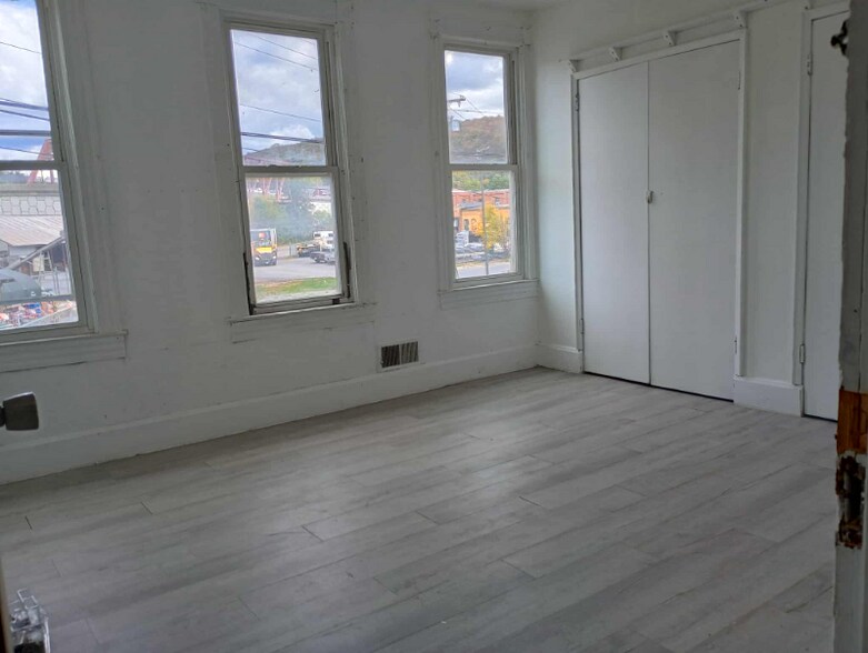 Building Photo - 740 N Mechanic St