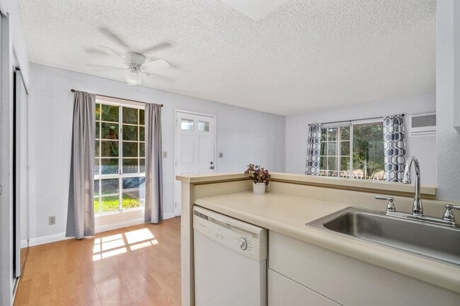 Building Photo - Remodeled 2 Bed / 1.5 Bath at Kihei Villag...