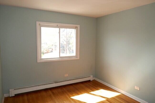 Building Photo - 2 Bedroom 1 bath in Oak Park