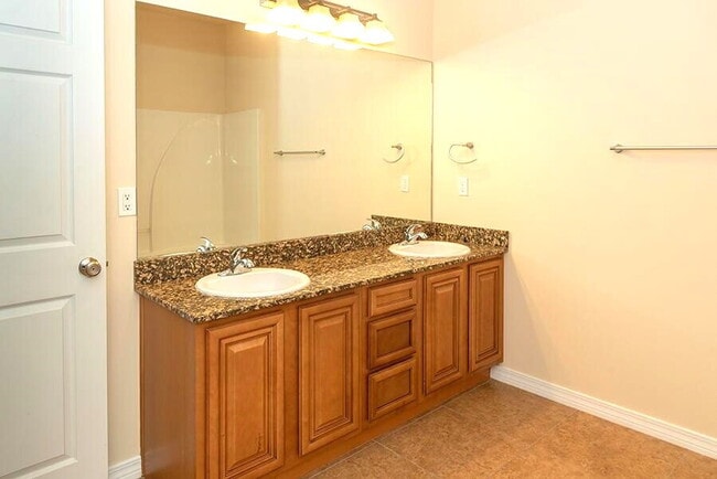 Building Photo - "Spacious 3-Bedroom Townhouse with 2.5 Baths in Prime Fort Walton Beach Location!"