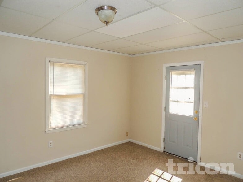 Building Photo - 1102 Plantation Dr SE