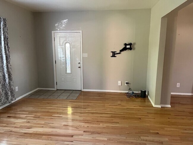 Building Photo - Old Town Updated 3 bed home w detached garage