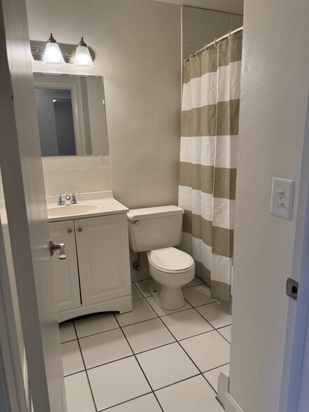 Building Photo - 2260 N Summit Ave